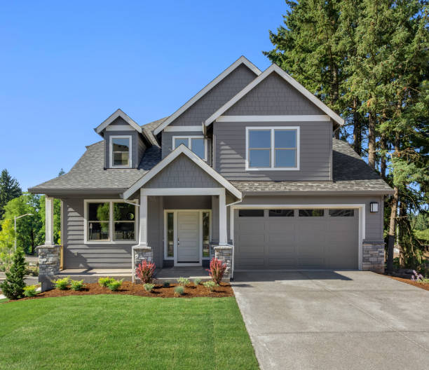 Single-family home exterior with manicured lawn in Savannah, GA